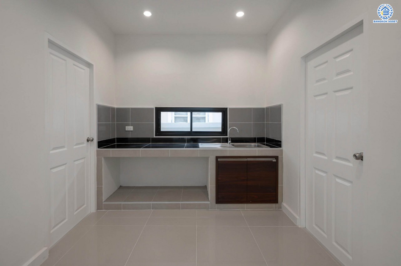 บ้านมือสองตกแต่งใหม่  โครงการ ธารา ราชพฤกษ์-ปิ่นเกล้า บ้านสวย พร้อมอยู่ เนื้อที่ 88.2 ตร.ว. ฟังก์ชัน 3 ห้องนอน 4 ห้องน้ำ 1 ห้องแม่บ้าน จอดรถได้ 2 คัน บนทำเลเชื่อมต่อถนนกาญจนาภิเษก ใกล้รถไฟฟ้าสายสีแดง "สถานีตลิ่งชัน" และจุดขึ้นทางด่วน "ศรีรัช" รายล้อมด้วยสิ่งอำนวยความสะดวกครบครัน